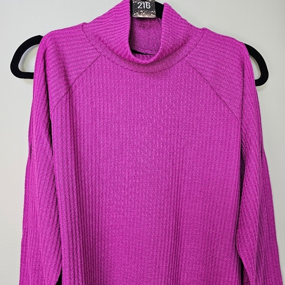 Attitudes by Renee Slit Shoulder Mock Neck Tunic in Wild Aster, Size Medium - Picture 8 of 9